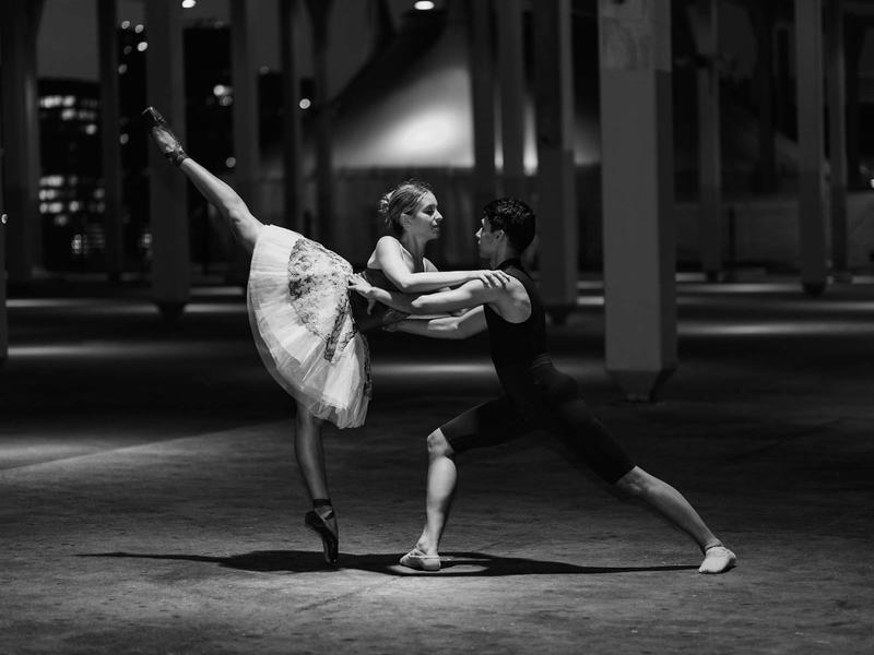 两个芭蕾舞者，那个穿着尖脚趾的女人，黑白相间